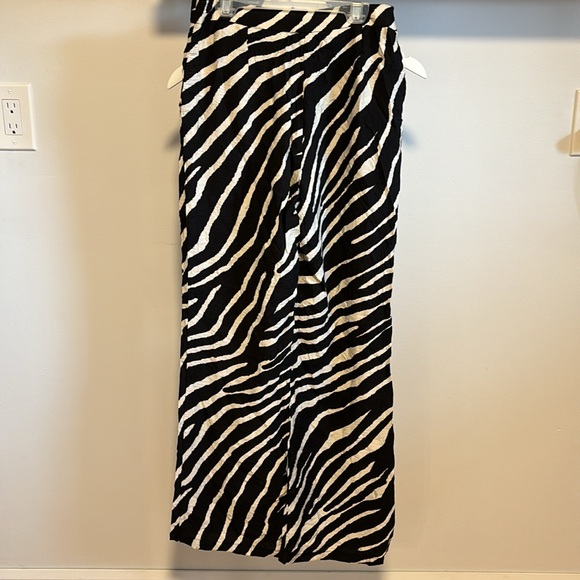 Sincerely Jules wide leg zebra print pants. - Picture 4 of 7